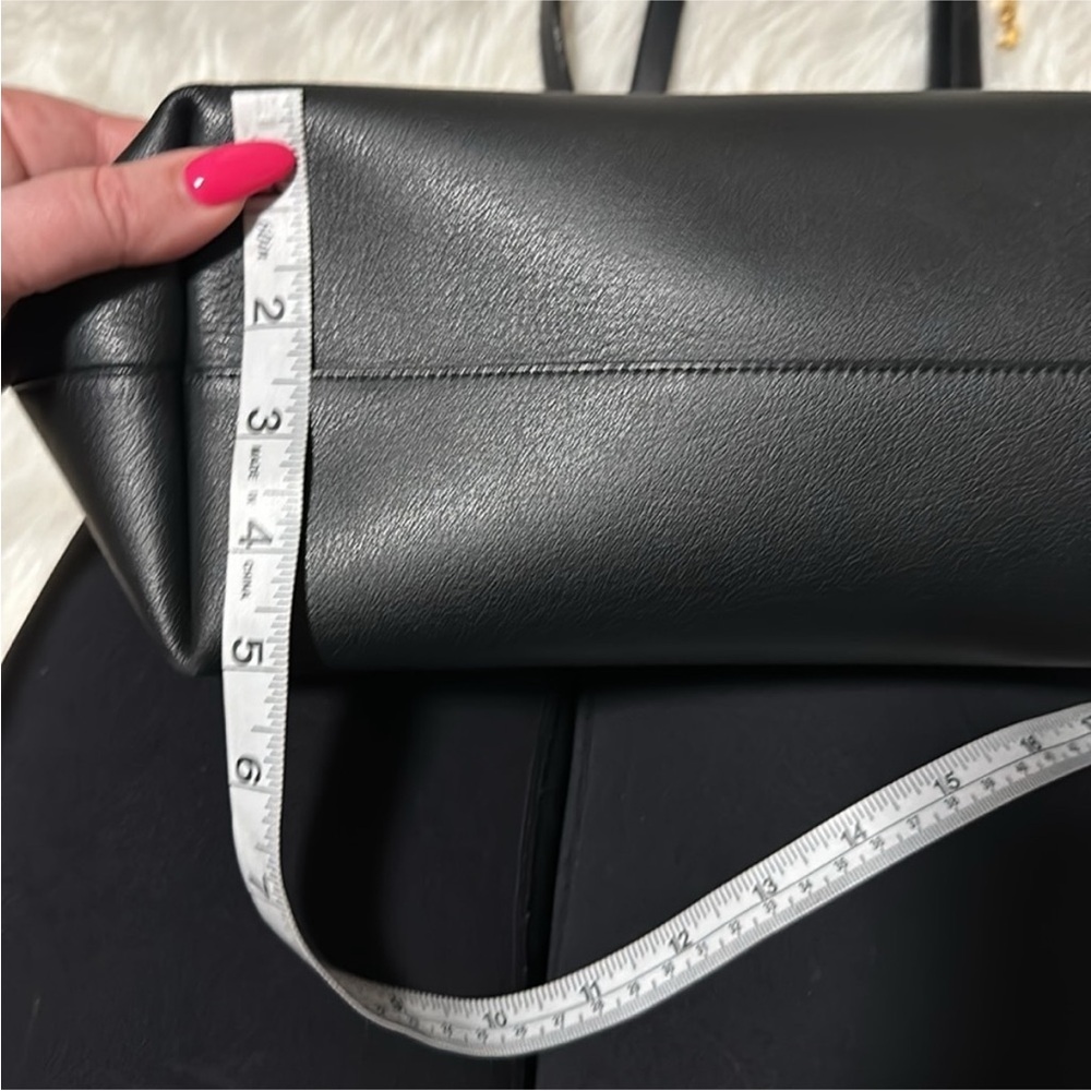 Yves Saint Laurent Black Leather Tote Bag with Sleek Design - Picture 4 of 15